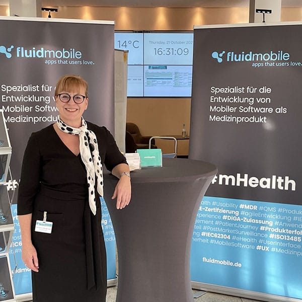 Katharina Burgmaier am Ausstellungsstand der fluidmobile bei der MedConf 21